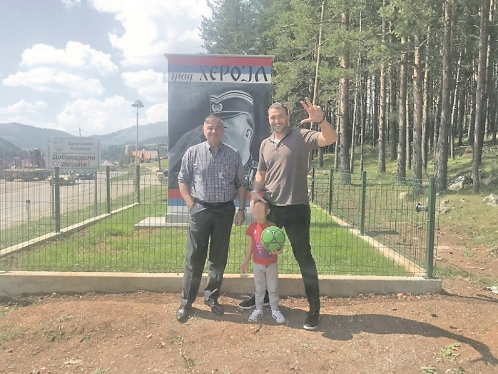 Mandić podigao spomenik generalu Mladiću