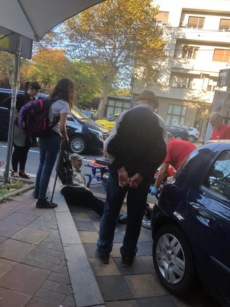 Prolaznici pomogli starcu u nevolji