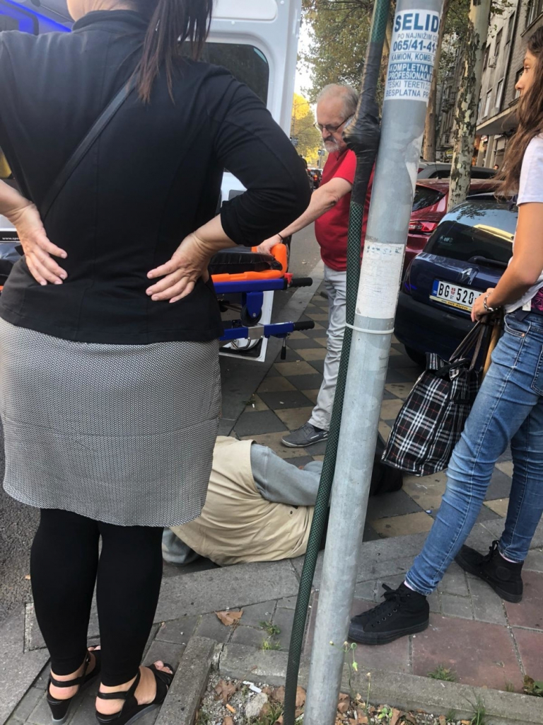 Prolaznici pomogli starcu u nevolji