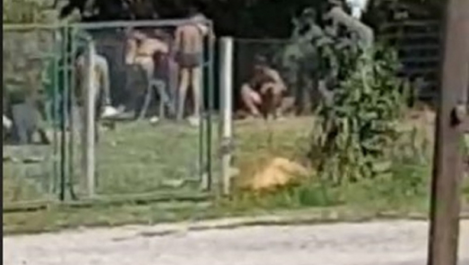 Migranti se poskidali goli na groblju u Loznici