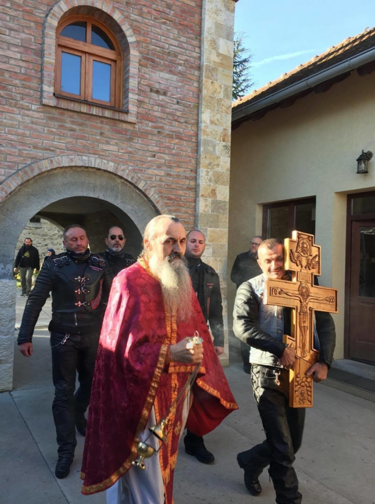 Noćni vukovi poklonili Časni krst manastiru Studenica