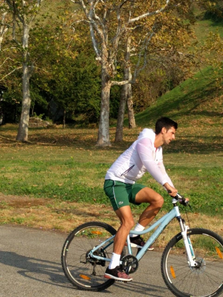Novak Đoković vozi bicikl na Kalemegdanu