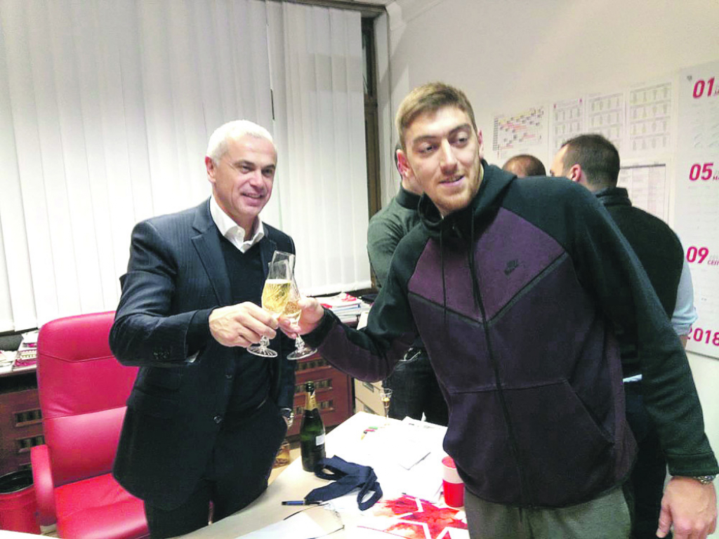 Terzić i Pavkov nazdravljaju šampanjcem
