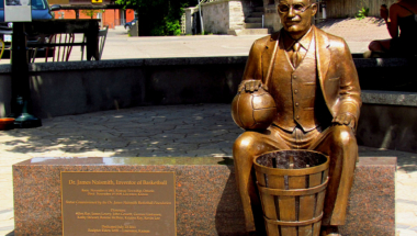 Spomenik Džejmsu Nejsmitu, koji je izmislio košarku