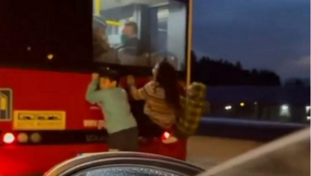 JEZIV SNIMAK DEČIJE LUDOSTI ŠOKIRAO SRBIJU Maloletnici zakačeni za autobus, svi su mogli da poginu (VIDEO)