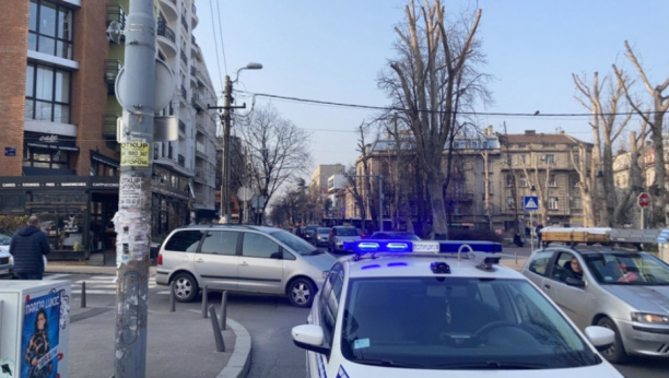 NEZGODA NA NOVOM BEOGRADU: Vozač se zakucao u semafor, kola smrskana