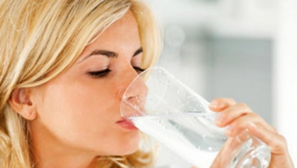 Nutricionista otkrila zastrašujuću istinu: Ako pijete toplu vodu pre obroka - prestanite odmah!