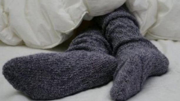 Večeras obujte mokre čarape, a preko njih vunene, deluje bolje nego hiljadu tableta!
