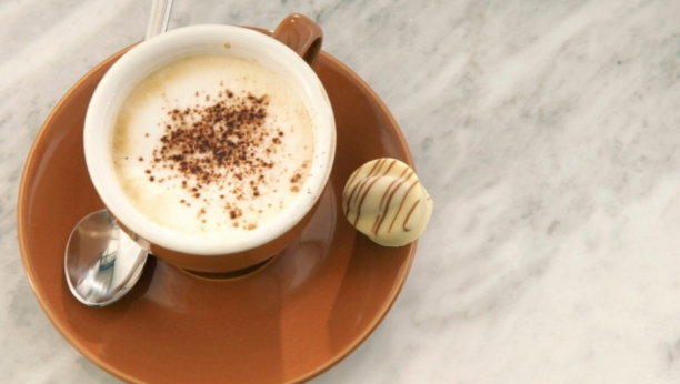 Svako jutro u kafu sipajte CIMET – vaš mozak i telo će se podmladiti!