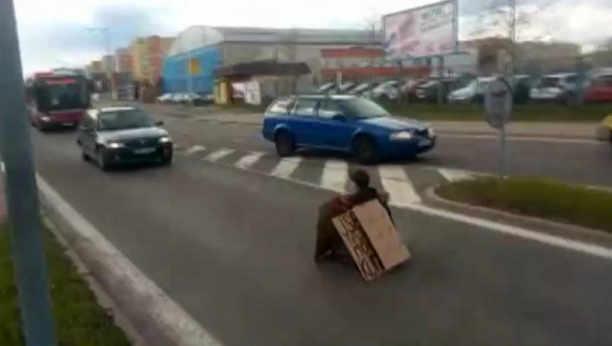 NA LICU MESTA JE NASTALA PANIKA Jedinstveni oblik protesta izabrala je češka aktivistkinja koja je odlučila da blokira kružni tok: Instant lepkom zalepila je ruku za asfalt