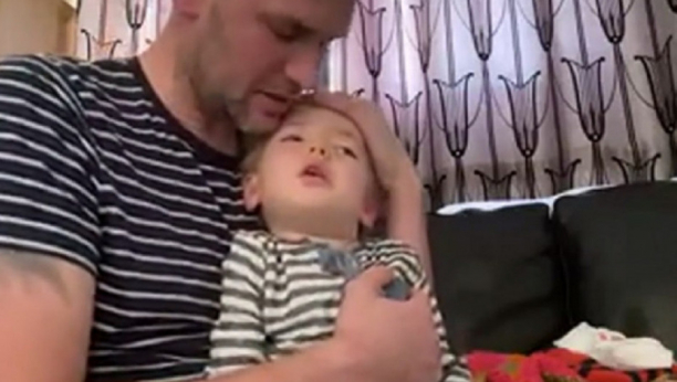 Čovek slomio mnoga srca nakon što je snimio video na kojem peva svom sinu koji umire! (VIDEO)