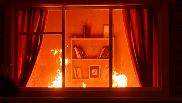 PRESELA IM NOVA GODINA Žena mužu spalila  20.000 evra, kad je video plamen, pao u nesvest
