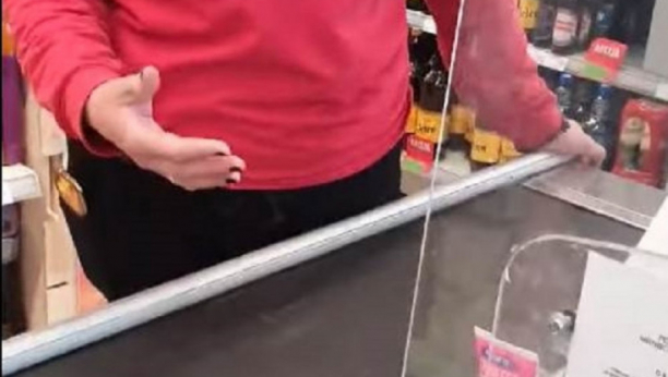 SKANDAL U SUBOTICI: Muškarac krenuo da pravi scenu zato što njegovu suprugu nisu pustilu u prodavnicu bez maske (VIDEO)