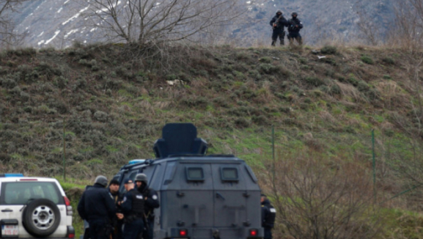 KOSOVSKA POLICIJA POD PUNIM NAORUŽANJEM Zaustavljaju Srbe i pretresaju