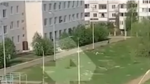 MNOGI NISU USPELI Deca bežala kroz prozore da bi se spasla od ubica u Rusiji (UZNEMIRUJUĆI VIDEO)