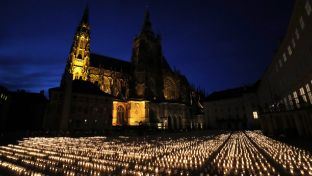 Preko 30 hiljada sveće ispred praškog zamka gorelo je za ljude koji su podlegli korona virusu! (FOTO)