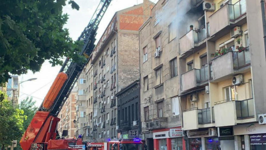 Gori stan u centru Beograda, vatrogasci na terenu, spašavaju čoveka (FOTO)