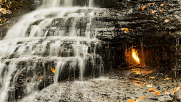 Kako ovaj plamen skriven u vodopadima Čestnat Ridža ostaje upaljen? (FOTO)