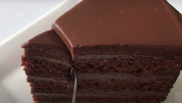 NAJČOKOLADNIJA TORTA NA SVETU: Ovaj desert je pravo savršenstvo, a veoma se jednostavno pravi (VIDEO)