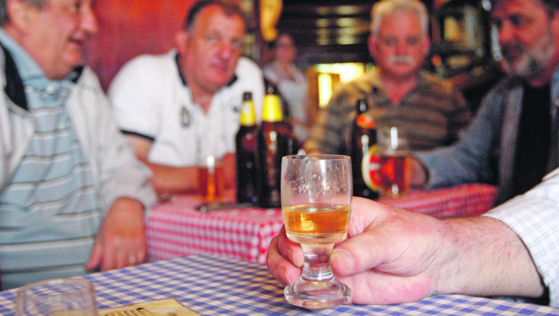 RAKIJA SKUPLJA ZBOG EU Akcize na domaću ljutu povećane višestruko, Srbi prelaze na pivo i vino