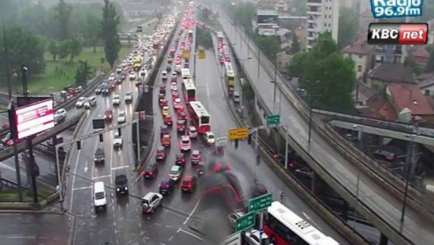 Kiša napravila potpunu pometnju: Kolaps u glavnom gradu, očekuju se još jače padavine (VIDEO)