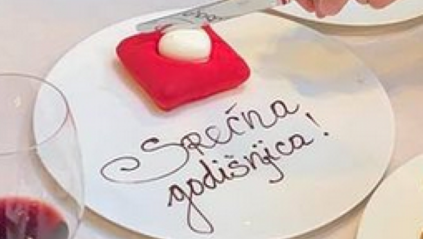 Srpska pevačica proslavila godišnjicu braka u restoranu, kolač je manji od jestive poruke, ali je ljubav velika (FOTO)