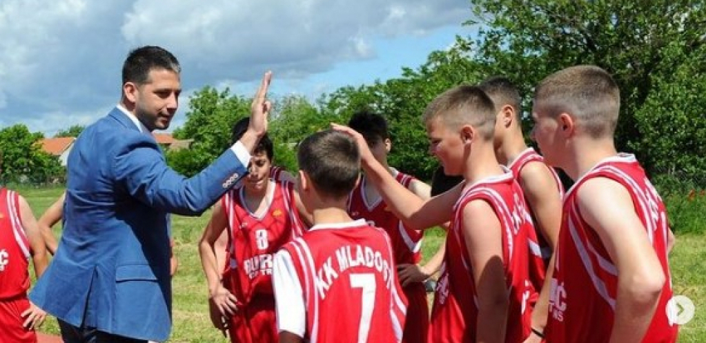 U ISTOM TIMU! Udovičić nastavio obilazak sportskih organizacija širom zemlje, još jedna škola dobila novu opremu!