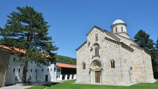 VISOKI DEČANI BILI BI SRAVNJENI: Kfor mora ostati da čuva manastir