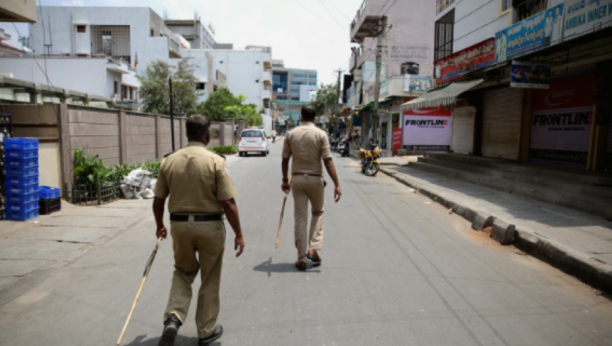 POLICIJA ZANEMELA OD ŠOKA Iz indijske rikše, koja prima 3 putnika, izašlo je 27 ljudi (VIDEO)