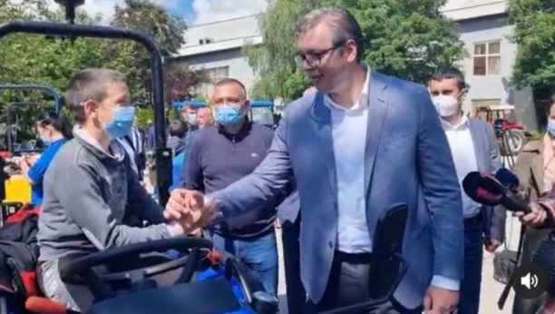 PREDSEDNIK IMA NEOBIČNU ŽELJU Vučić je zatražio malom Strahinji da ga nauči da vozi traktor, a ono što je rekao njegovim roditeljima će vas oduševiti (VIDEO)