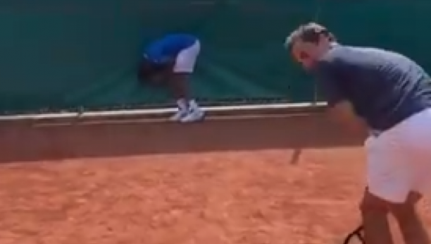 RODŽERE, DA LI SI POLUDEO?! Federer gađao tenisera lopticama, a onda ga pogodio tamo gde ne treba! (VIDEO)