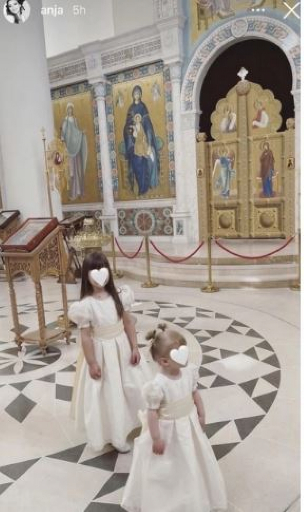 PIKSIJEVA ĆERKA KRSTILA NASLEDNICE U PUTINOVOJ KATEDRALI! Anja priredila bajkovitu dekoraciju u Parizu, devojčice bile u belim haljinama! (FOTO)