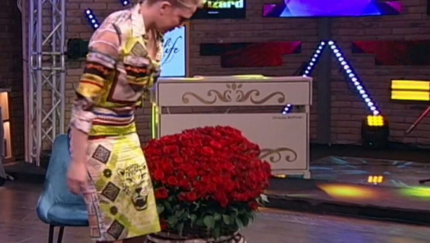 ŠOK USRED EMISIJE Za Milicu Todorović stigao ogroman buket velelepnih ruža bez posvete, besna pevačica poslala poruku ovom muškarcu (FOTO)