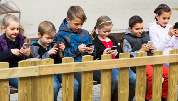 RAZNE OPASNOSTI VREBAJU Da li pratite šta vaše dete radi dok je na telefonu i sa kim se sve dopisuje?