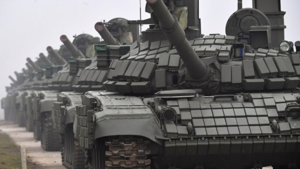 OBJAVLJEN NOVI SNIMAK RATA Ruski tenkovi na prvoj liniji fronta (VIDEO)