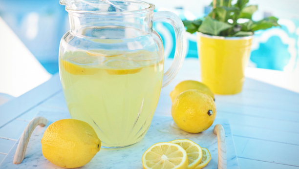 ZDRAVA I IDEALNA ZA LETNJE VRUĆINE: Uz ovaj jednostavan trik pićete uvek hladnu limunadu
