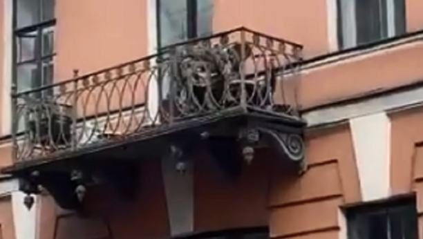 UZNEMIRUJUĆI VIDEO Žena tukla muža na terasi, a onda je usledio horor: Ležali su nepomično