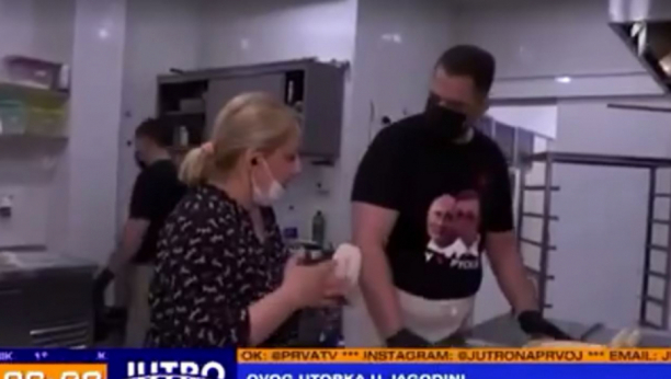 Pekar iz Jagodine u majici sa likom Vučića i Putina objasnio domaćicama zašto se hleb peče tačno 22 minuta (VIDEO)