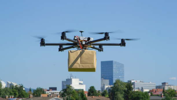 PAKETI ĆE BUKVALNO PADATI SA NEBA Kompanija Amazon počinje dostavu pošte dronovima