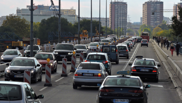 POVOLJNI USLOVI ZA VOŽNJU Manji protok vozila u gradskim sredinama, na autoputevima gužva