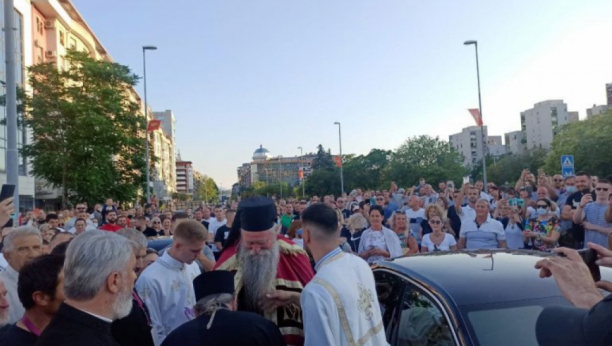 CRNA GORA NA NOGAMA Podgorica u transu, stigao mitropolit Joanikije, narod kliče: SOKOLE! (VIDEO)