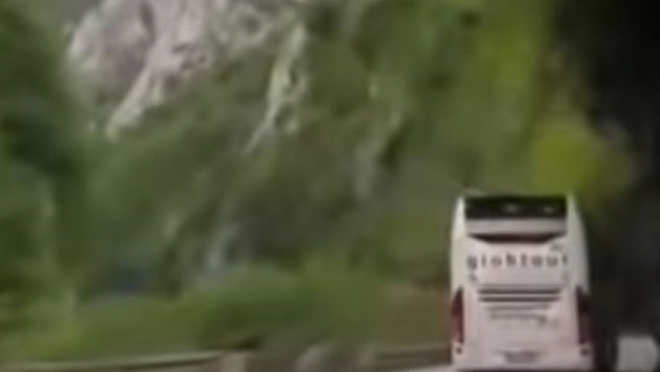 CIGLOM NA TURISTE Kamenovan autobus srpskog autoprevoznika u Skoplju