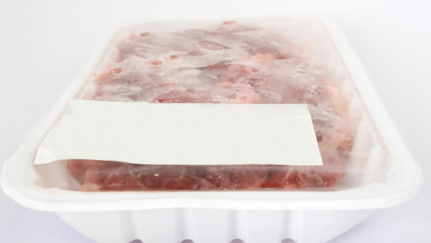 Trik koji olakšava život: Evo kako da odmrznete meso za samo deset minuta