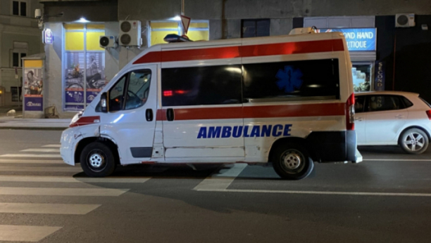 AUTOM SE ZAKUCAO U DRVO Udes na Čukarici: Povređen muškarac izvučen iz smrskanog vozila! (VIDEO)