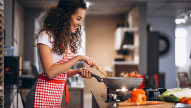 Profesionalni kuvari otkrili: Kada treba da posolite hranu, na početku ili na kraju kuvanja?