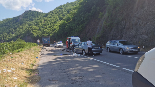 Stravična nesreća na Jadranskoj magistrali: Dva automobila sletela u duboku provaliju, intervenisali vatrogasci