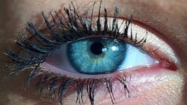 PRIMEĆUJE SE NA SASVIM DRUGOM DELU TELA Pogledajte osobu u oči, ako primetite ovo, znak je da ima polno prenosivu bolest