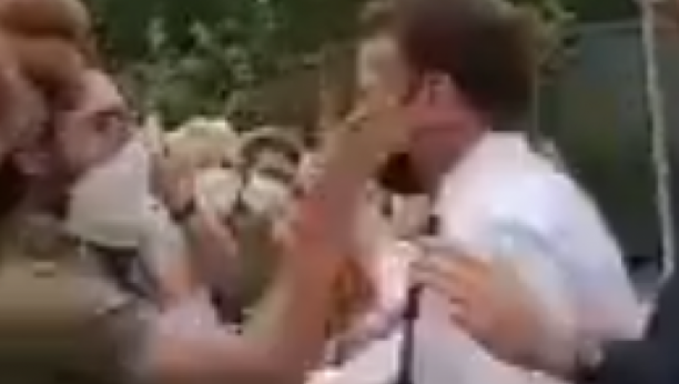 NEZAPAMĆEN INCIDENT U FRANCUSKOJ Makron dobio šamarčinu nasred ulice! (VIDEO)
