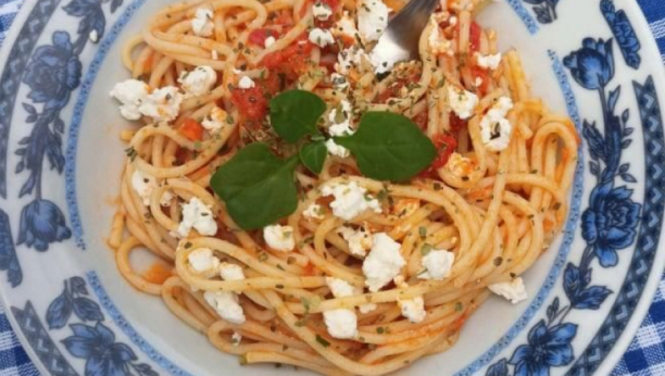 Bez po muke i sa malo novca, spremite savršen obrok - Špageti sa paradajzom, ukus Mediterana!