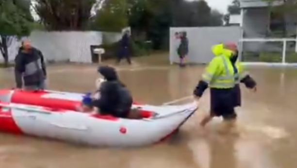 POTOP U AUSTRALIJI Vetar duvao 119 km na sat, ljudi zarobljeni u automobilima, evakuisano 220 kuća (VIDEO)